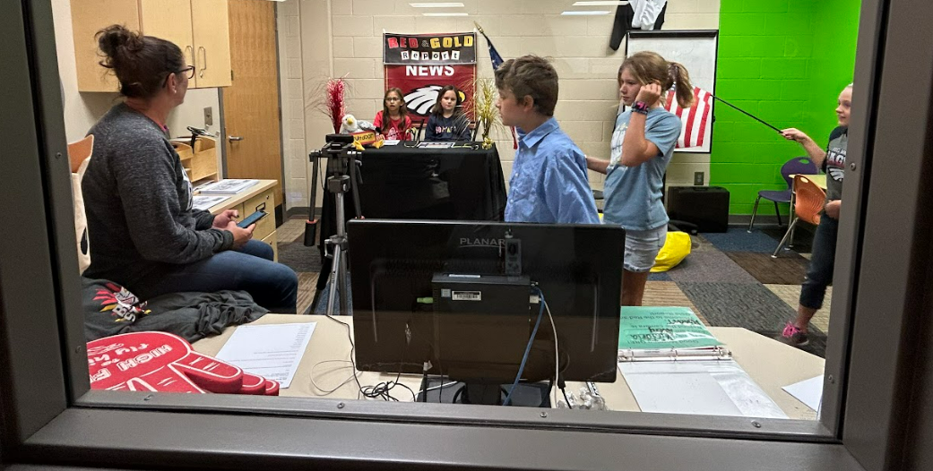 General Rosecrans Elementary students set up for the Red and Gold Report
