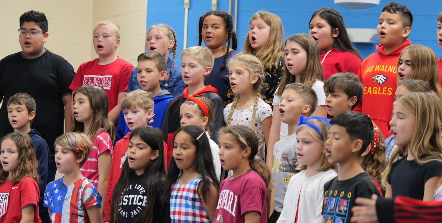 Choir singing at Hylen Souders